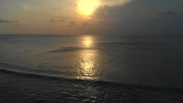 Antenn skott av en spot surfing på en tropisk ö i solnedgången — Stockvideo