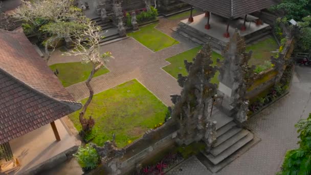 Luftaufnahme des Pura gunung lebah Tempels in Ubud auf der Insel Bali — Stockvideo