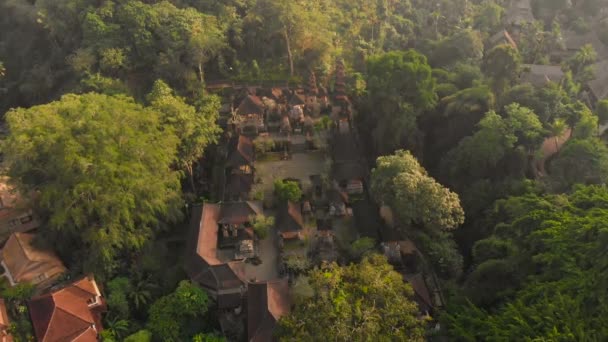 Die Oberfläche des Holztisches auf dem Hintergrund des Feldes — Stockvideo