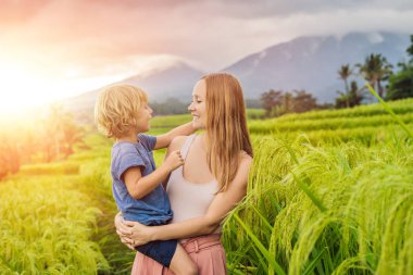 Anne ve oğlu güzel Jatiluwih pirinç terasları Bali, Endonezya ayakta. 