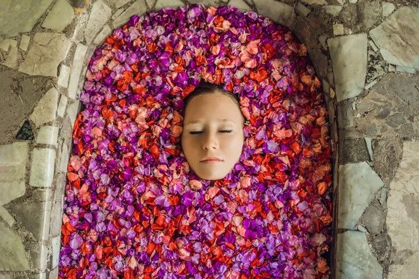 Attrayant Jeune Femme Relaxant Dans Bain Avec Des Pétales Fleurs — Photo