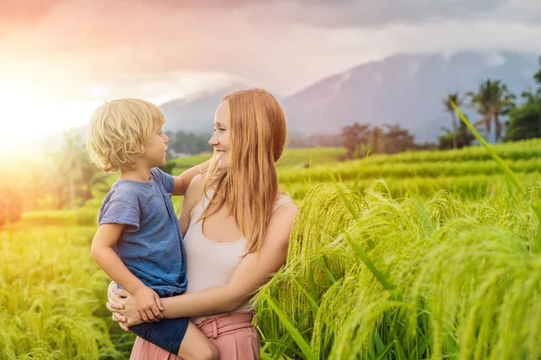 Moeder Zoon Permanent Mooie Jatiluwih Rijstvelden Bali Indonesië — Stockfoto