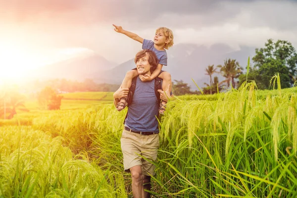 Papa Portant Son Fils Sur Les Épaules Lors Voyage Travers — Photo