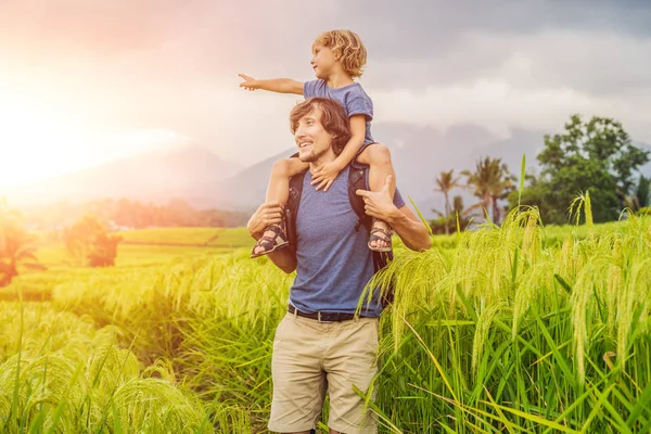 Papà Portando Figlio Sulle Spalle Durante Viaggio Attraverso Jatiluwih Riso — Foto Stock