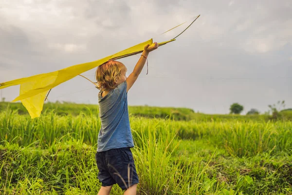 Jongen Lancering Van Vliegende Kite Rijst Veld Ubud Bali Eiland — Stockfoto