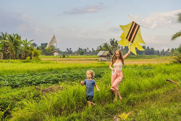 Mãe Filho Lançando Pipa Campo Arroz Ubud Bali Island Indonésia — Fotografia de Stock