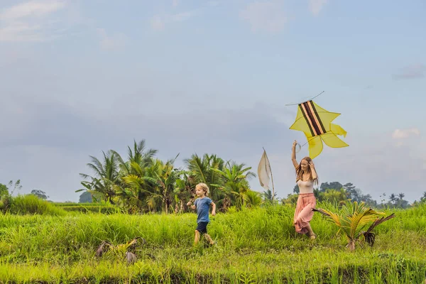 母と息子 インドネシア バリ島ウブドの田んぼでカイトを起動 — ストック写真