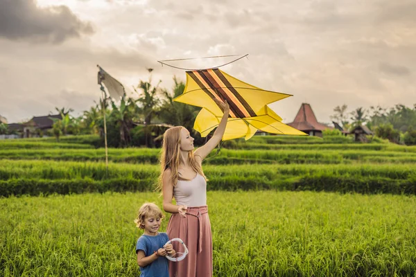 Moeder Zoon Lanceren Van Kite Een Rijst Gebied Ubud Bali — Stockfoto