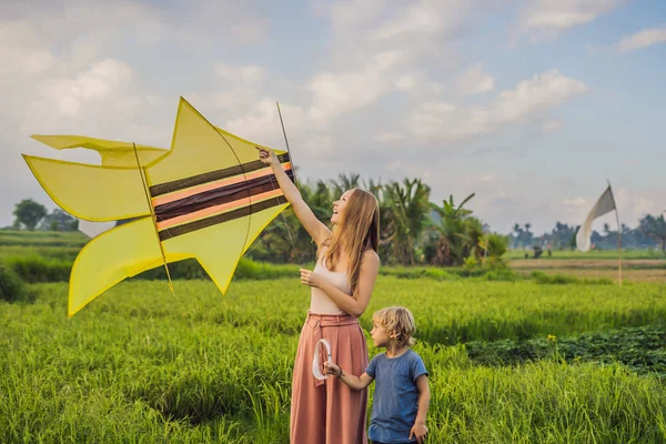 Moeder Zoon Lanceren Van Kite Een Rijst Gebied Ubud Bali — Stockfoto