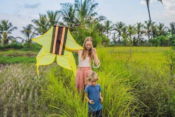 Mãe Filho Lançando Pipa Campo Arroz Ubud Bali Island Indonésia — Fotografia de Stock