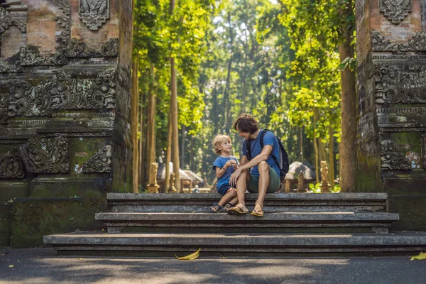 Papá Hijo Descansando Los Escalones Del Templo Ubud Monkey Forest — Foto de Stock