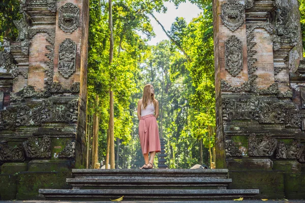 Νεαρή Γυναίκα Ταξιδιώτη Θέτοντας Ubud Ναό Στο Δάσος Των Μαϊμούδων — Φωτογραφία Αρχείου