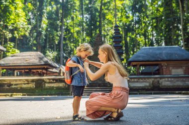 Anne ve oğlu maymun orman, Bali, Endonezya'da Ubud ormanda keşfetmek.
