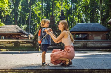 Anne ve oğlu maymun orman, Bali, Endonezya'da Ubud ormanda keşfetmek.