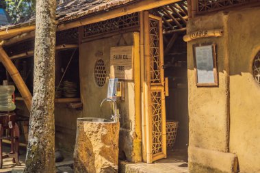 Bali, Endonezya - Mayıs 2018: Yeşil Okulu mutfak. Okul öğrencilerine çevre dostu kavramlara teşvik için bilinir. Yazıt - hurma yağı ücretsiz