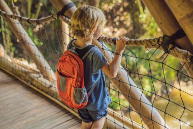 Bambu köy, geleneksel evleri Bali adasının merkezinde saz çatılı bambu tarafından inşa çocuk. Çok özgün ve yeşil kavramı