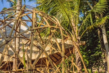 Bali, Endonezya - Mayıs 2018: Yeşil okul bambu köy, geleneksel evleri Bali adasının merkezinde saz çatılı bambu tarafından inşa edilmiştir. Çok özgün ve yeşil kavramı