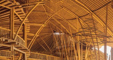 Bali, Endonezya - Mayıs 2018: Yeşil okul bambu köy, geleneksel evleri Bali adasının merkezinde saz çatılı bambu tarafından inşa edilmiştir. Çok özgün ve yeşil kavramı