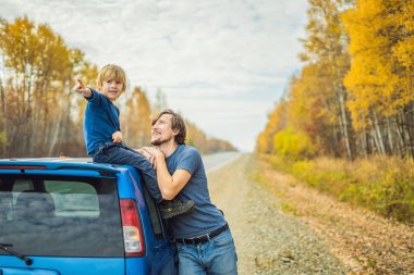Baba ve oğul aile gezisi sırasında yol üzerinde dinlenme.