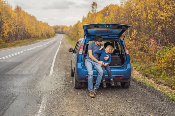 Père Fils Reposant Dans Coffre Voiture Sur Bord Route Pendant — Photo