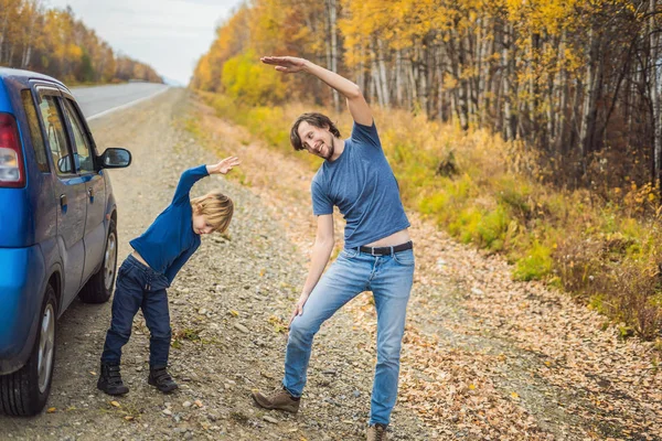 Vader Zoon Spelen Hebbend Pret Weg Tijdens Het Familie Uitstapje — Stockfoto