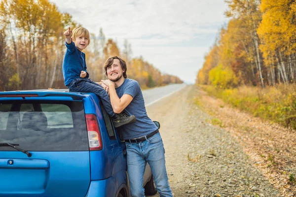 Padre Figlio Riposano Sul Ciglio Della Strada Durante Viaggio Famiglia — Foto Stock