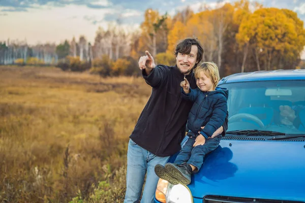 Papá Con Hijo Descansando Carretera Mientras Viajan Familia —  Fotos de Stock