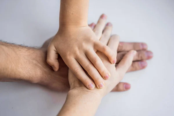 Mani di mamma papà e bambino come una squadra — Foto Stock