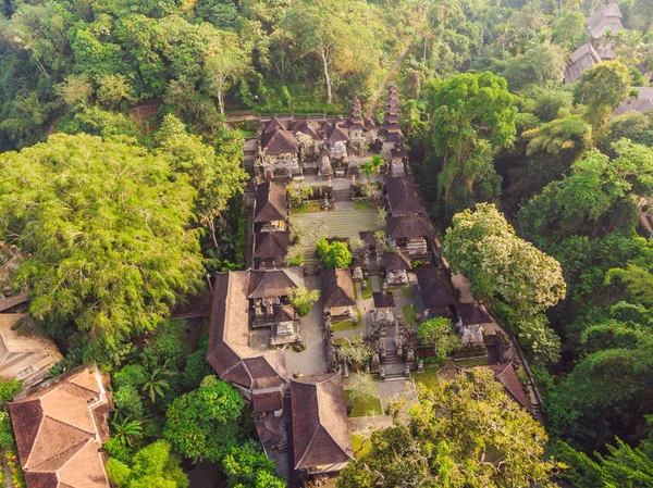 インドネシア バリ島ウブドのプラ グヌン Lebah 寺院の古代建築の空中ショット — ストック写真