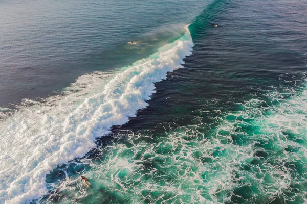 トロピカル リゾートで海の水の波でサーフィンの人々 の空撮 — ストック写真
