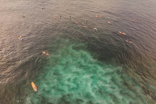 Vista Aérea Pessoas Surfando Ondas Água Oceano Resort Tropical — Fotografia de Stock