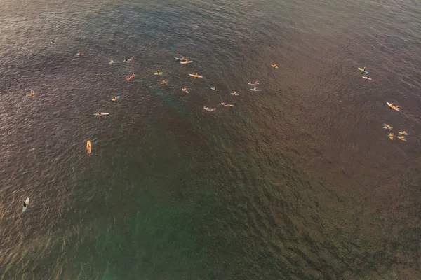 Luchtfoto Van Mensen Surfen Golven Het Water Van Oceaan Tropische — Stockfoto