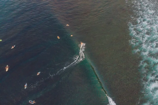 Vista Alto Ángulo Los Surfistas Agua Del Océano Por Playa — Foto de Stock