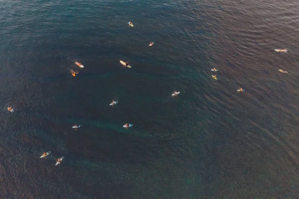 Luftaufnahme Von Menschen Die Tropenresort Auf Wellen Ozeanwasser Surfen — Stockfoto