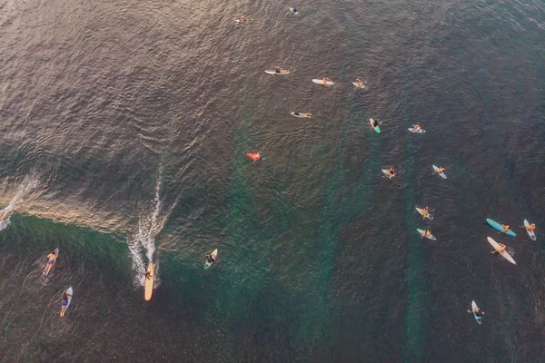 Vista Aérea Pessoas Surfando Ondas Água Oceano Resort Tropical — Fotografia de Stock