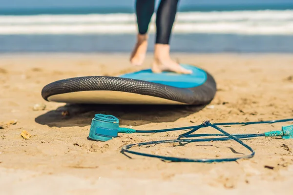 Ausgeschnittene Ansicht Einer Frau Die Auf Blauem Surfbrett Auf Einer — Stockfoto