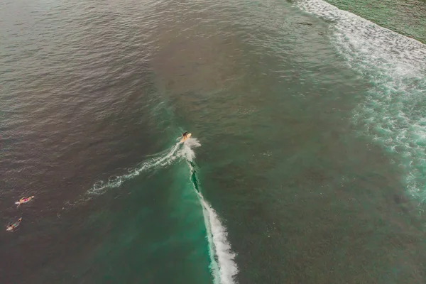 Vista Alto Ângulo Dos Surfistas Água Oceano Pela Praia Costeira — Fotografia de Stock