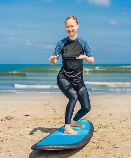 Frau Trainiert Stehend Auf Blauem Anfänger Surfbrett Bei Surfstunde Auf — Stockfoto