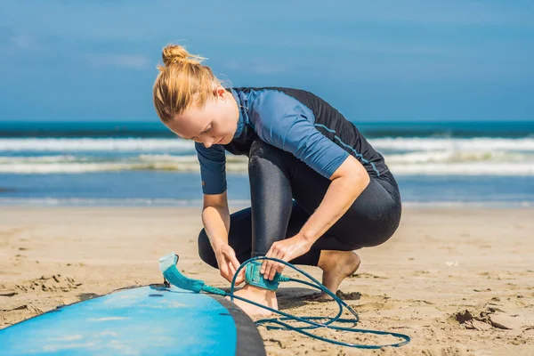 Junge Frau Schnallt Leine Während Sie Meer Surft — Stockfoto