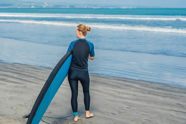 Junge Frau Badeanzug Mit Surf Für Anfänger Bereit Zum Surfen — Stockfoto