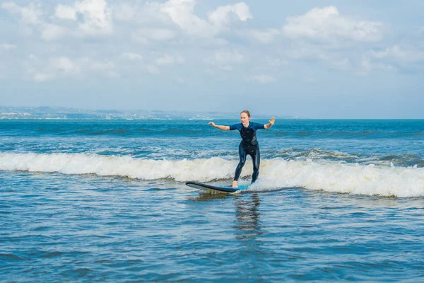 Молода Жінка Навчається Серфінгу Морській Воді Синьою Дошкою Початківців — стокове фото