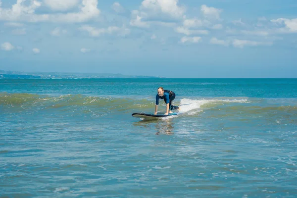 Молода Жінка Вчиться Серфінгувати Синьому Серфінгу Початківців Малій Морській Хвилі — стокове фото