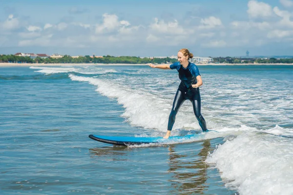 Mladá Žena Učí Surfovat Modré Beginner Surf Malé Mořská Vlna — Stock fotografie