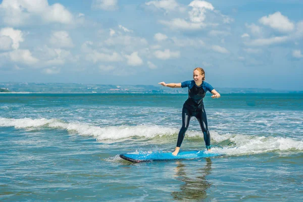 Freudige Junge Frau Lernt Tropenurlaub Das Surfen Bei Blauem Anfängersurfen — Stockfoto