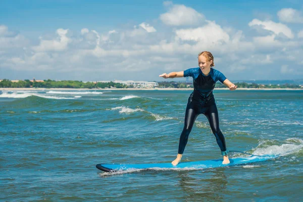 Radostné Mladá Žena Učí Surfovat Modré Beginner Surf Malé Mořská — Stock fotografie