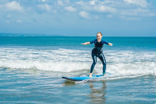 Freudige Junge Frau Lernt Tropenurlaub Das Surfen Bei Blauem Anfängersurfen — Stockfoto