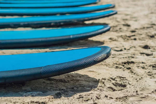 Крупним Планом Сині Дошки Серфінгу Піску Тропічному Пляжі — стокове фото