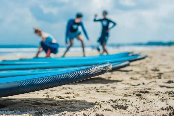 Крупним Планом Блакитні Дошки Серфінгу Піску Тропічному Пляжі Людьми Фоні — стокове фото