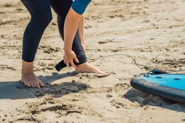 Frau Befestigt Leine Über Beine Mit Brandung Für Anfänger Sandstrand — Stockfoto