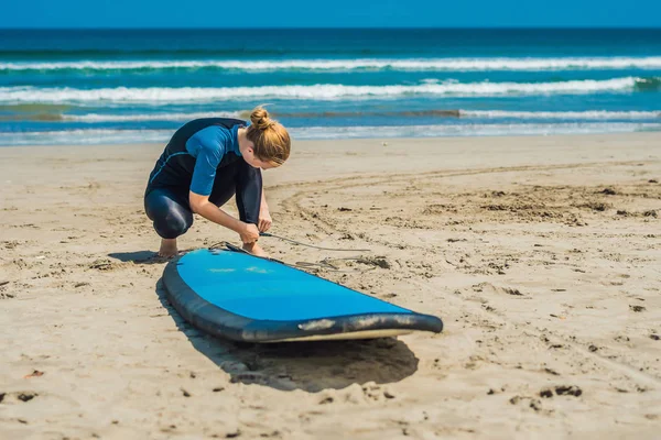 Молода Жінка Кріпиться Повідець Ногах Серфінгом Початківця Піщаному Пляжі — стокове фото